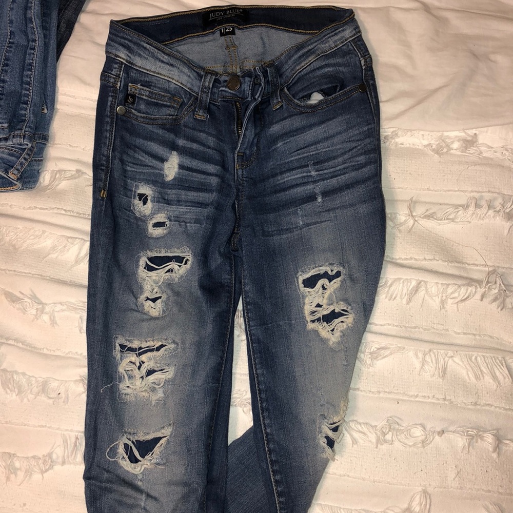 Jeans with holes